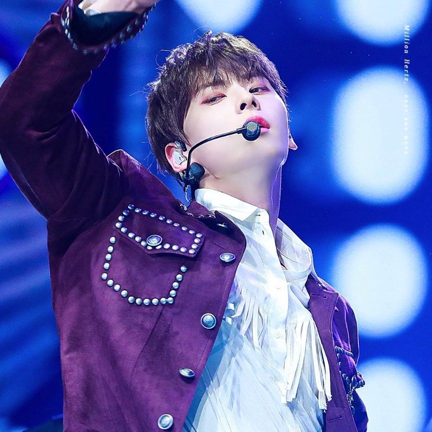 A moment captured by Hwang Minhyun's fan