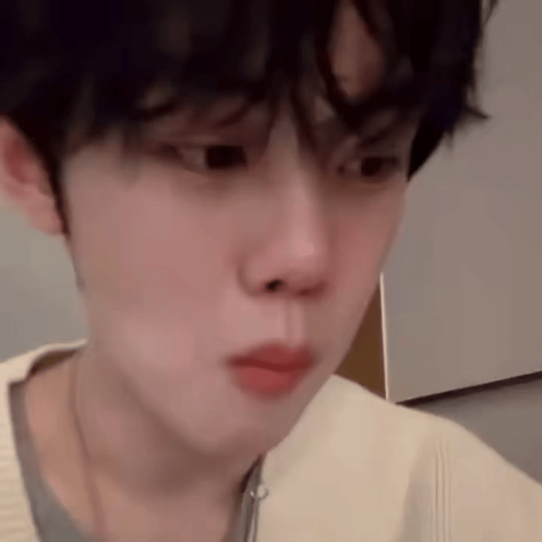 A moment captured by Kim Gyuvin (ZEROBASEONE)'s fan