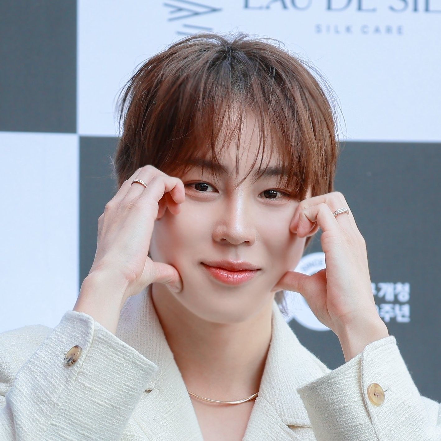 A moment captured by Ha Sungwoon's fan