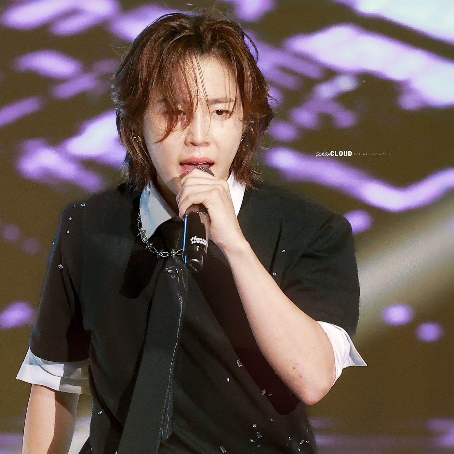 A moment captured by Ha Sungwoon's fan