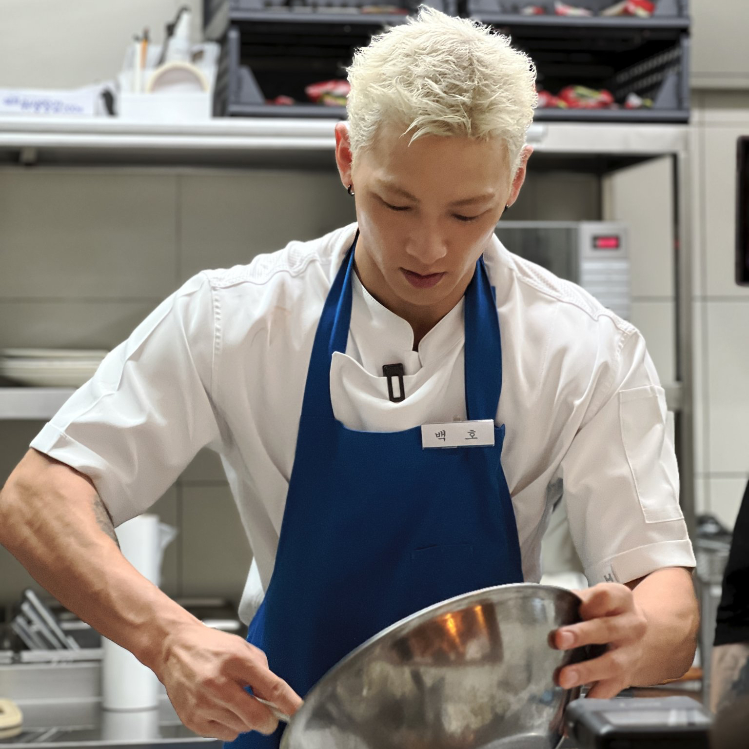 Behind-the-scenes cut of Baekho