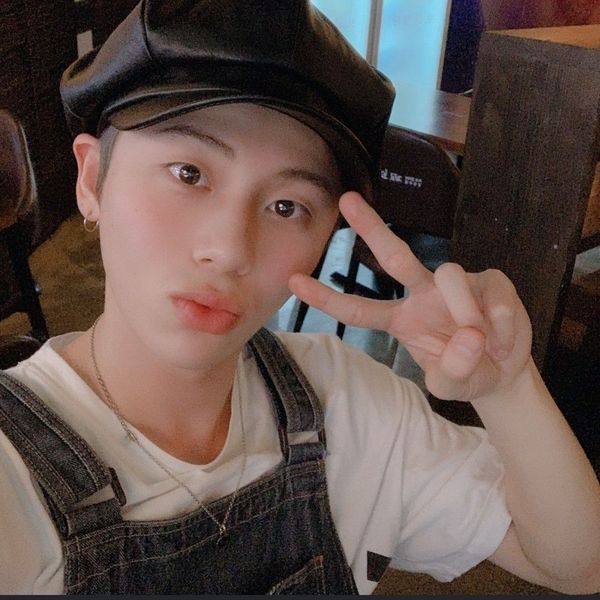 Foto profil Louis (BLANK2Y) terpopuler hasil voting