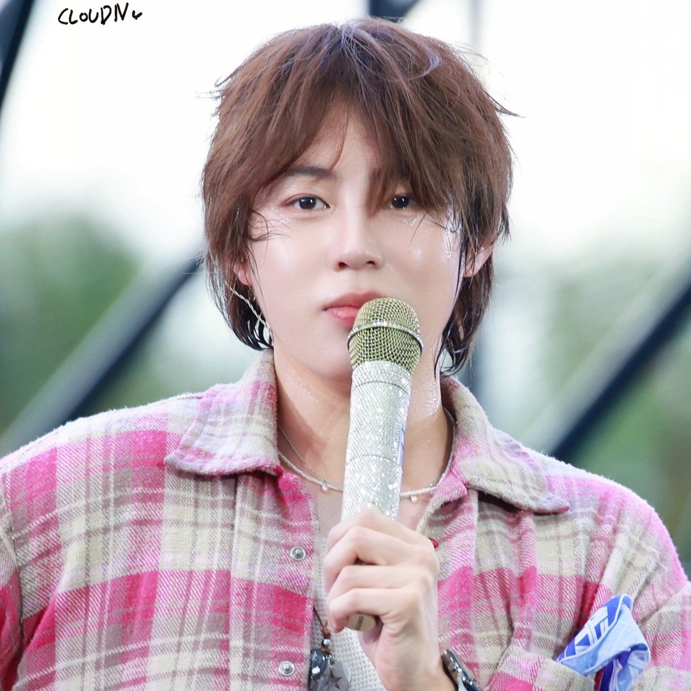 A moment captured by Ha Sungwoon's fan