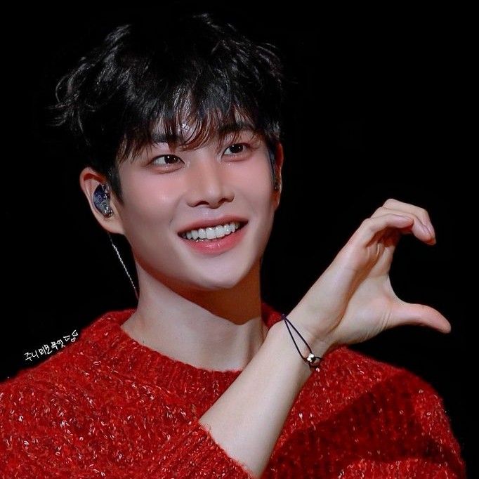 A moment captured by MJ (ASTRO)'s fan