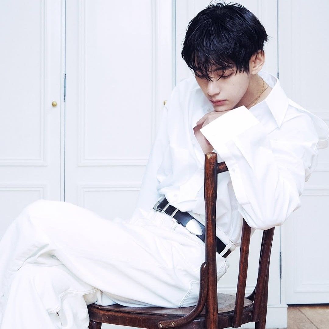 뷔 (방탄소년단)의 최신 사진