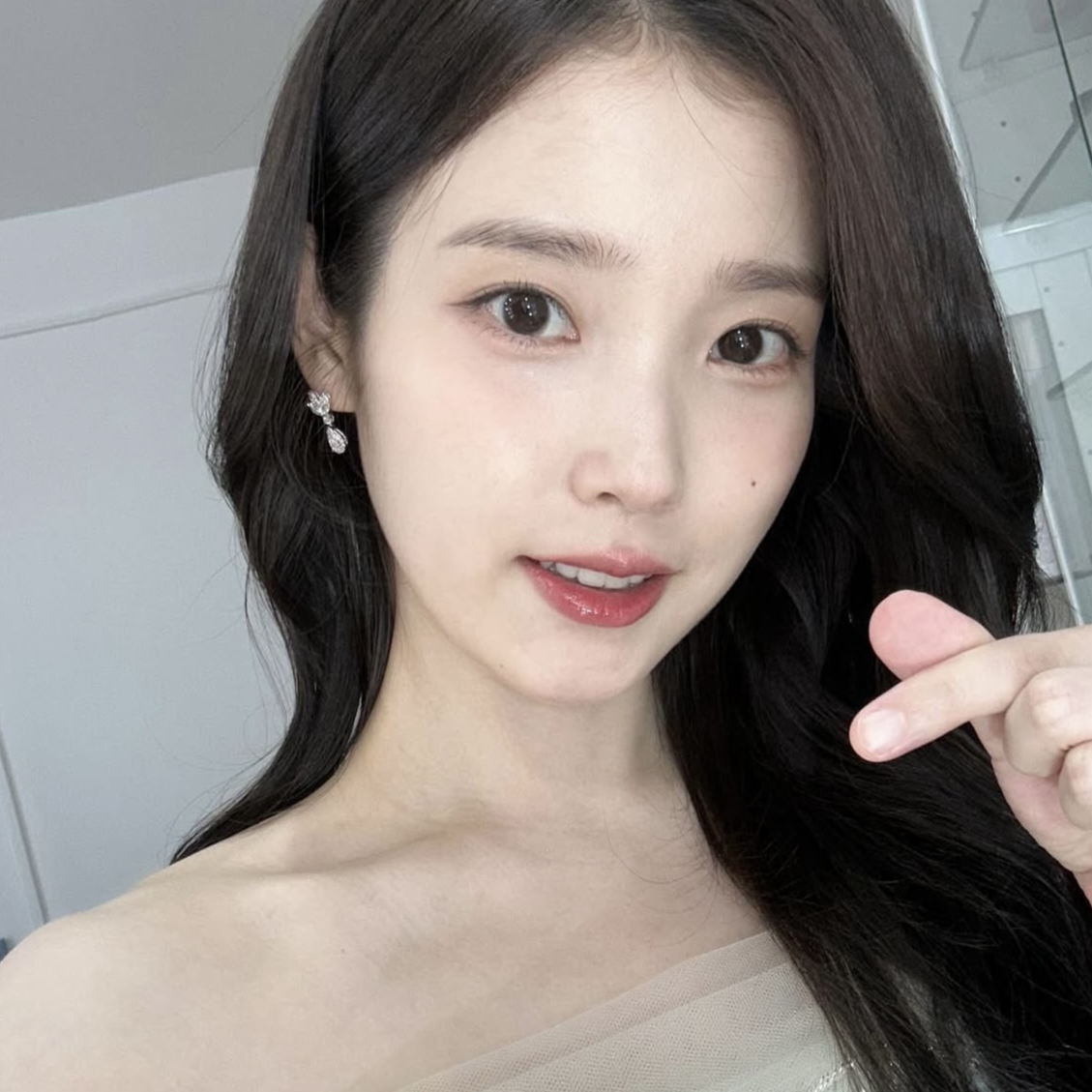 Behind-the-scenes cut of IU