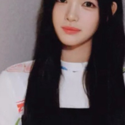 A moment captured by Yuha (Hearts2Hearts)'s fan