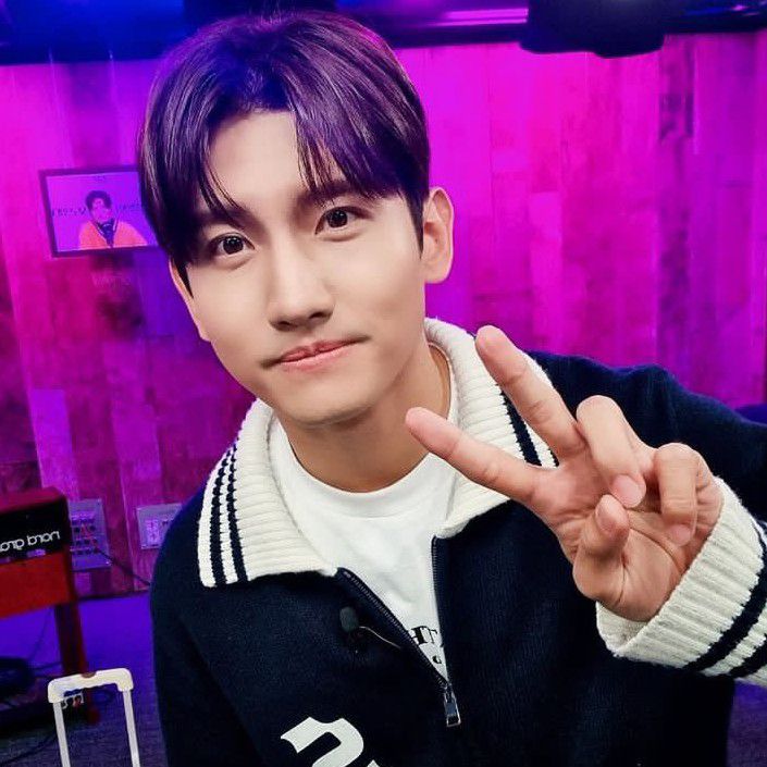 Behind-the-scenes cut of Max (TVXQ)