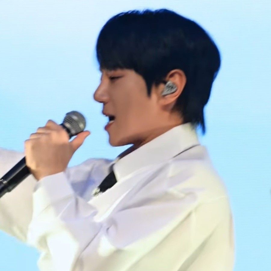 Behind-the-scenes cut of Hwang Chiyeol