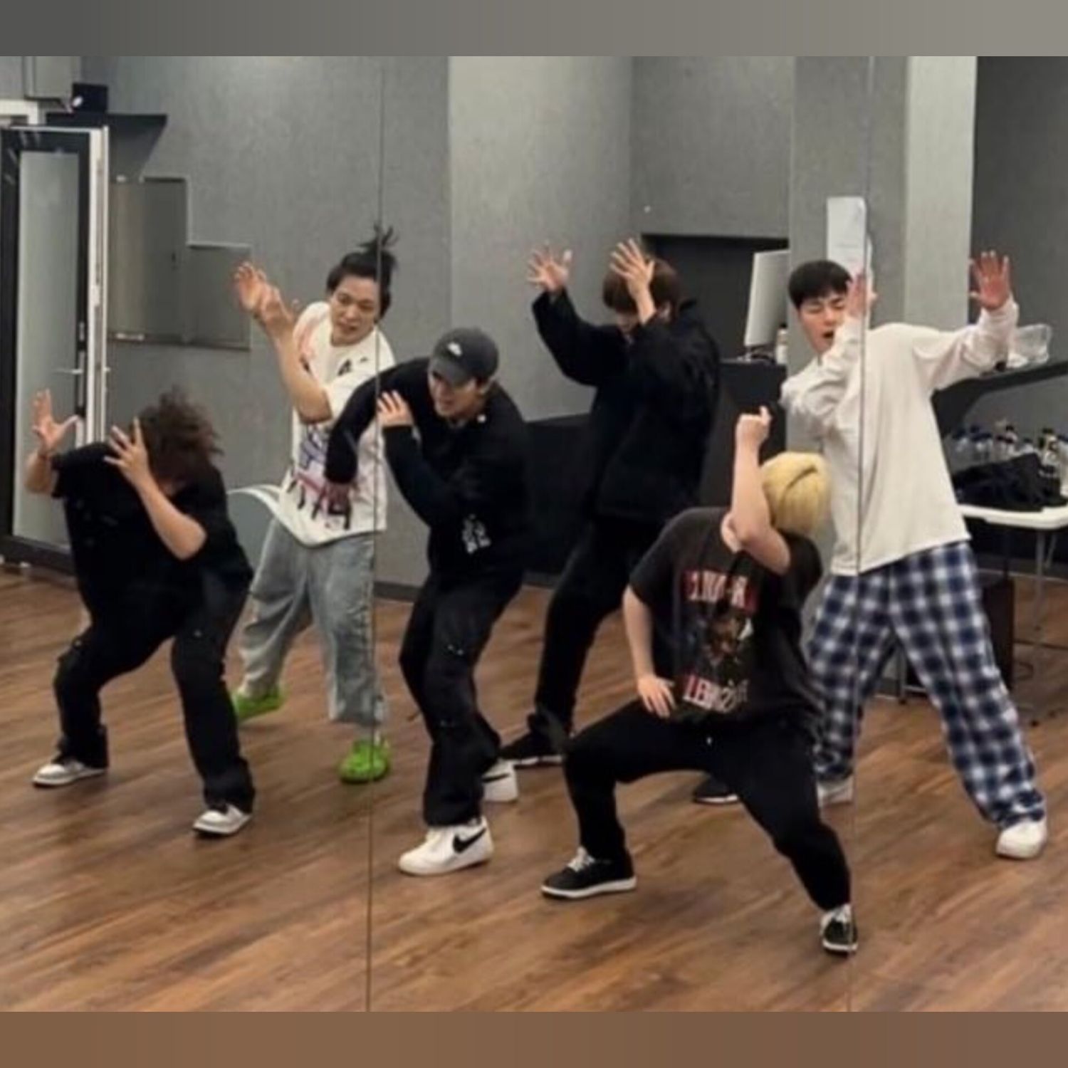 Behind-the-scenes cut of iKON