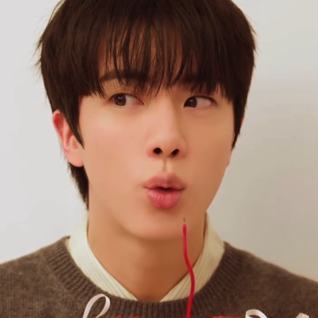 Momen yang diabadikan oleh penggemar Jin (BTS)