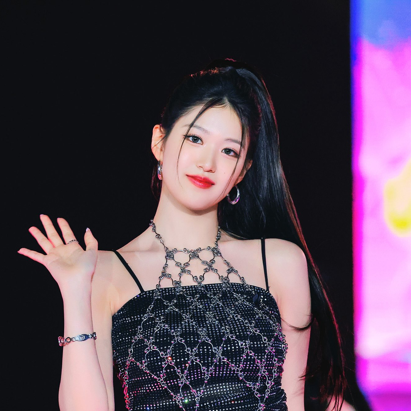 Behind-the-scenes cut of Yoon Jiyoon (izna)