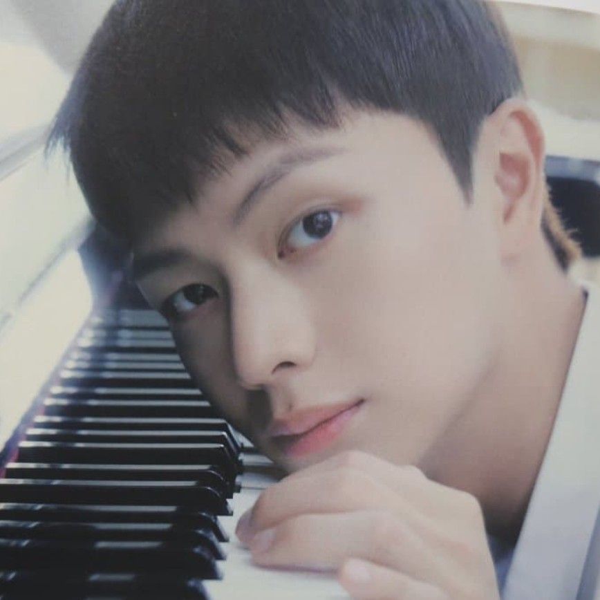 Behind-the-scenes cut of Yook Sungjae (BTOB)