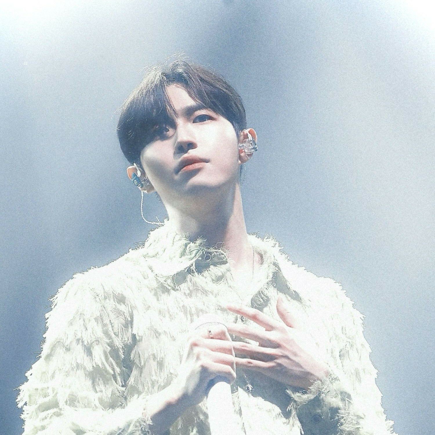 Behind-the-scenes cut of Kim Jaehwan