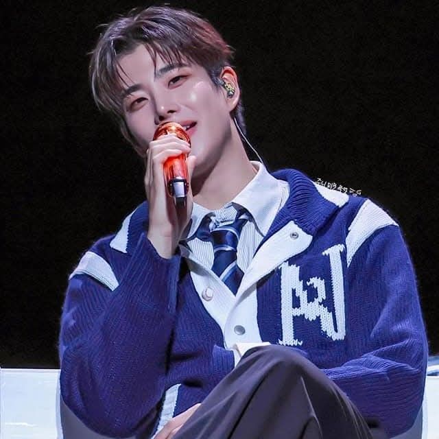 A moment captured by MJ (ASTRO)'s fan