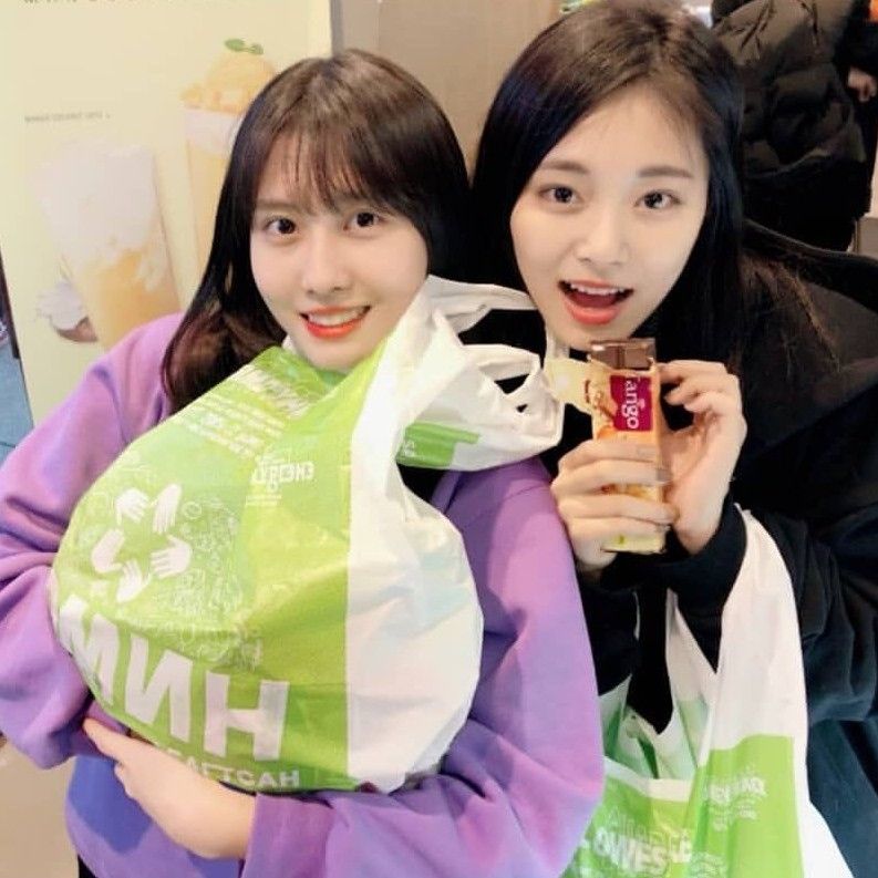 Behind-the-scenes cut of Momo (TWICE)