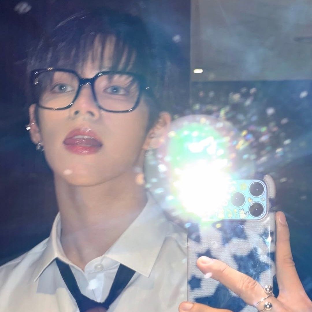 A moment captured by JL (AHOF)'s fan