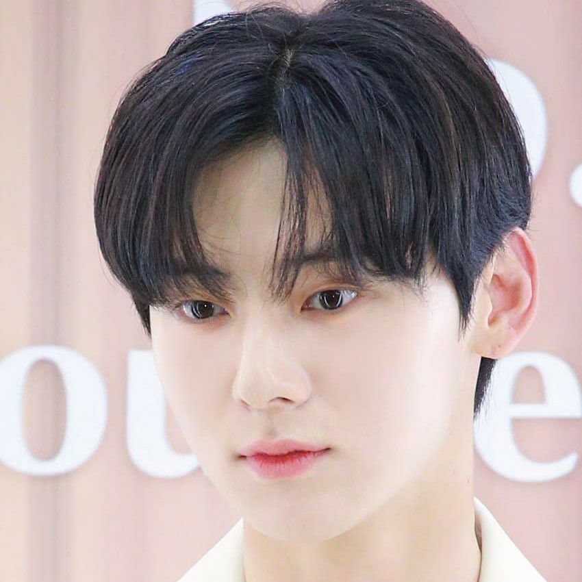 황민현 최근 활동샷