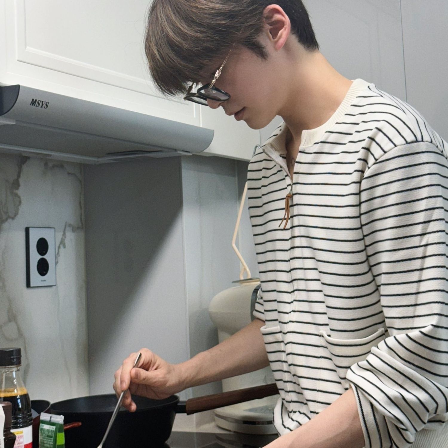 Latest photo of Sung Hanbin (ZEROBASEONE)