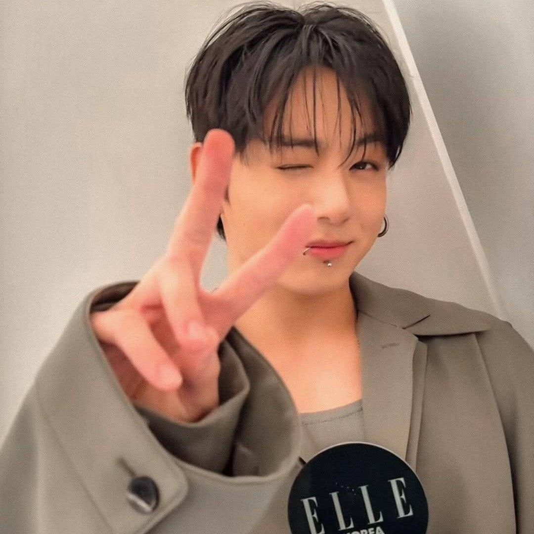 Foto aktivitas terbaru Jungkook (BTS)