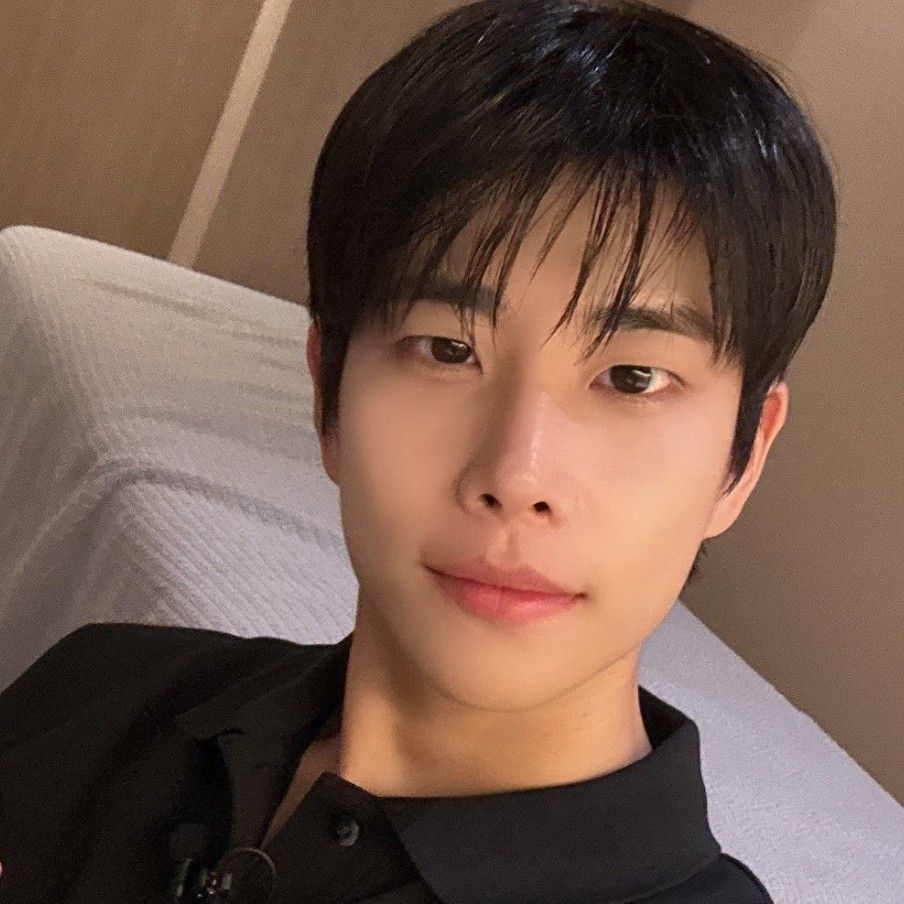 A moment captured by MJ (ASTRO)'s fan
