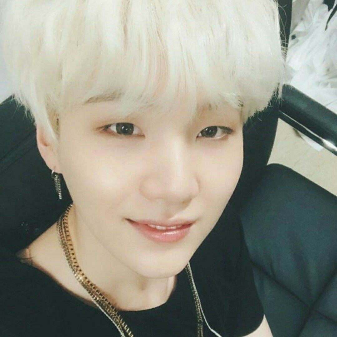 Foto aktivitas terbaru SUGA (BTS)