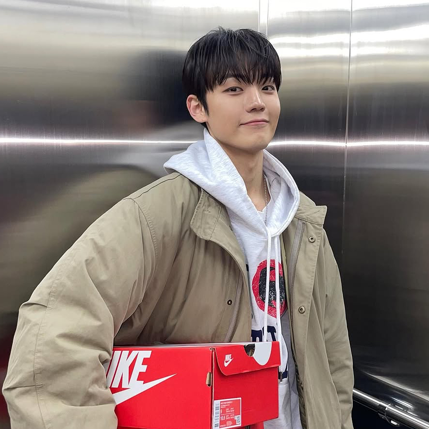 Latest photo of Chan (A.C.E)