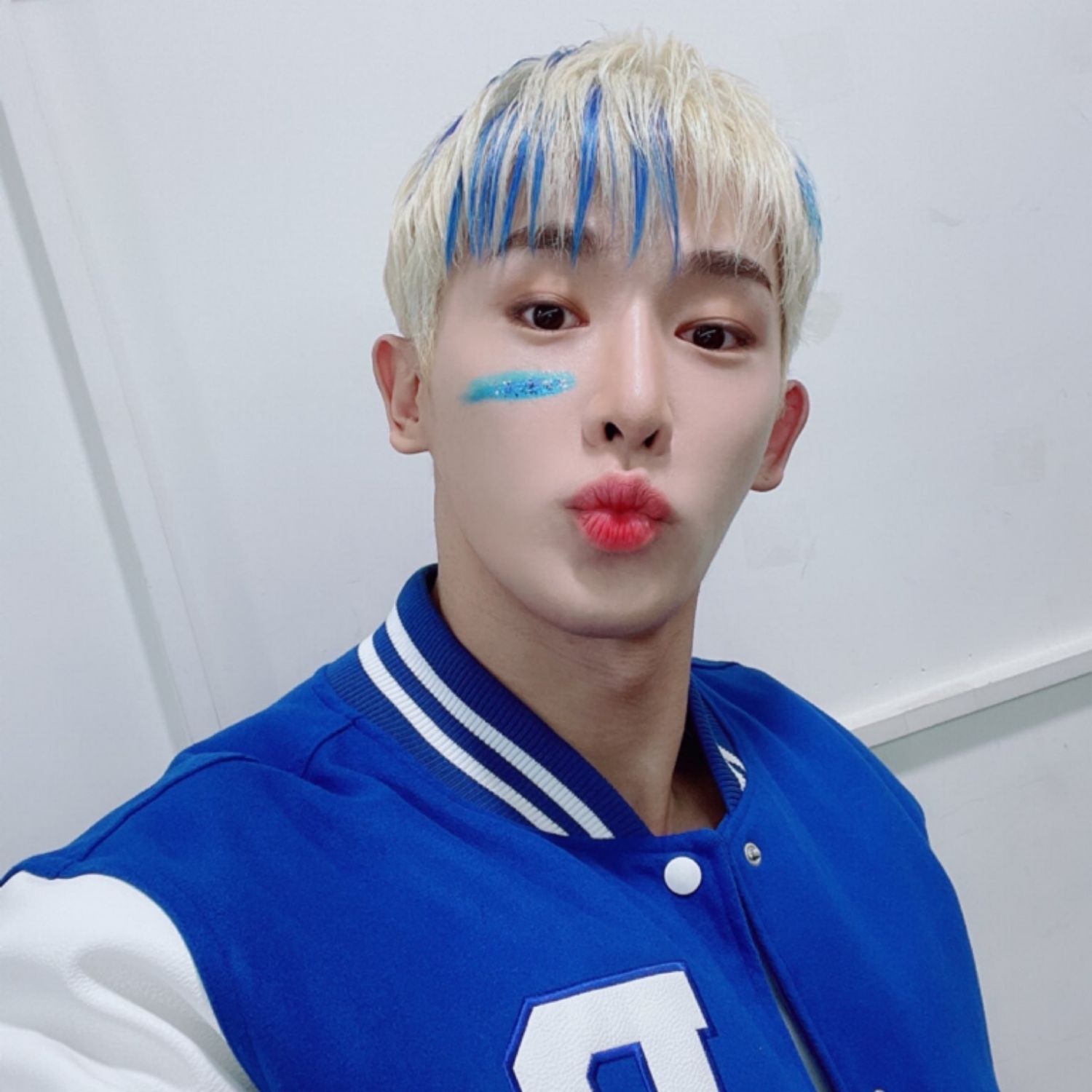 A moment captured by Wonho's fan