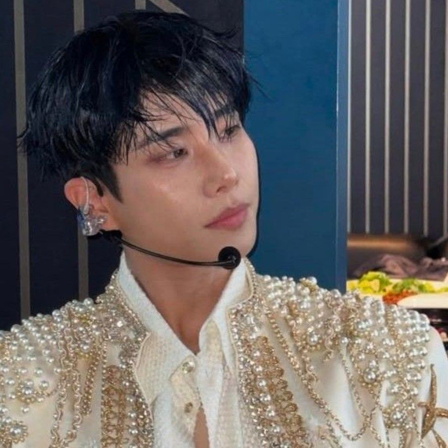 A moment captured by MJ (ASTRO)'s fan