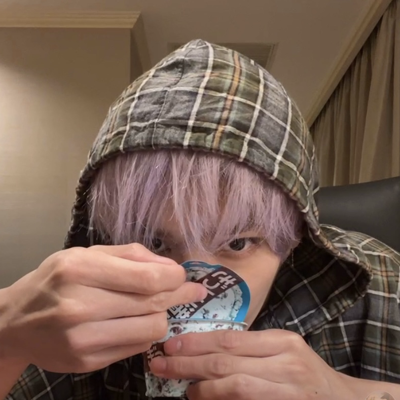 A moment captured by Taeyong (NCT 127)'s fan