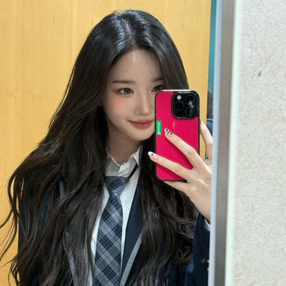 Foto aktivitas terbaru Kim Yooyeon (tripleS)
