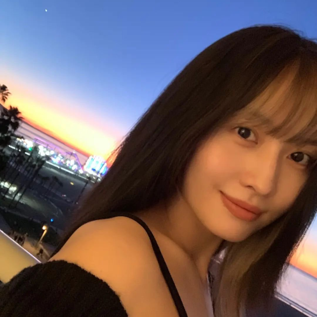 Behind-the-scenes cut of Momo (TWICE)