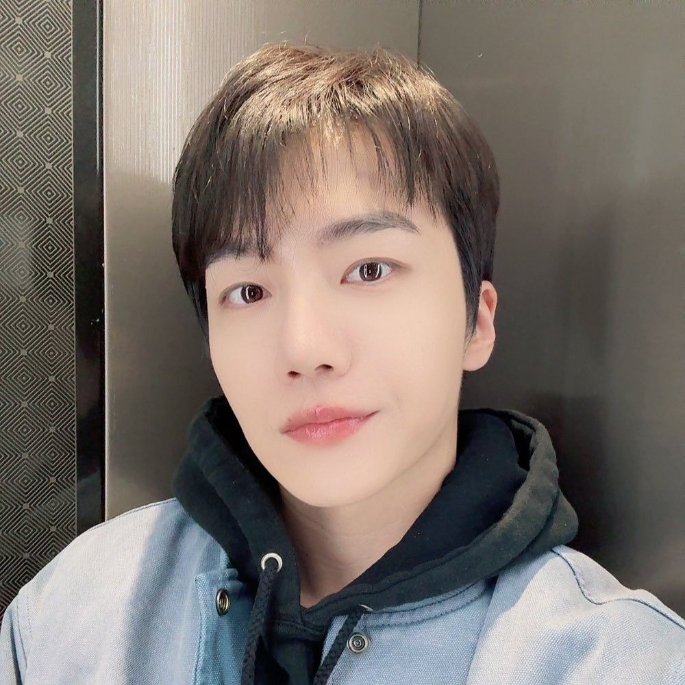 A moment captured by Jinho (PENTAGON)'s fan