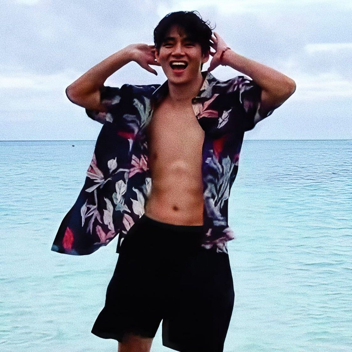 뷔 (방탄소년단)의 최신 사진