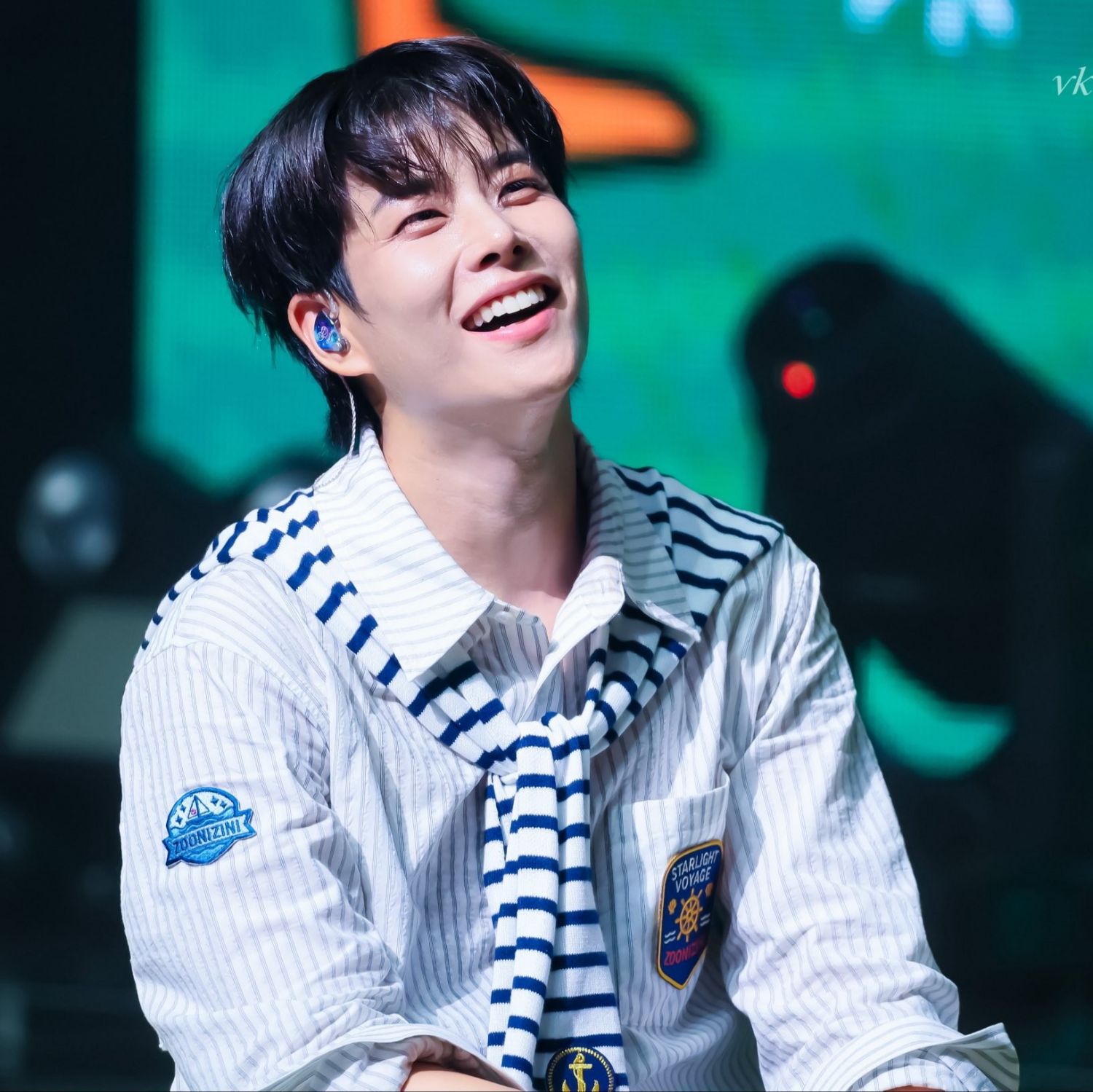 A moment captured by MJ (ASTRO)'s fan