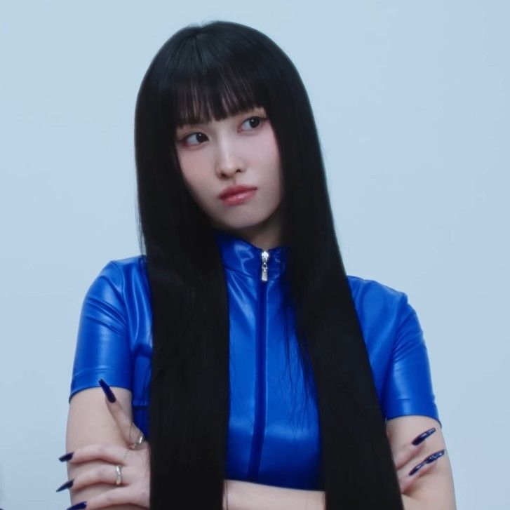 Behind-the-scenes cut of Momo (TWICE)