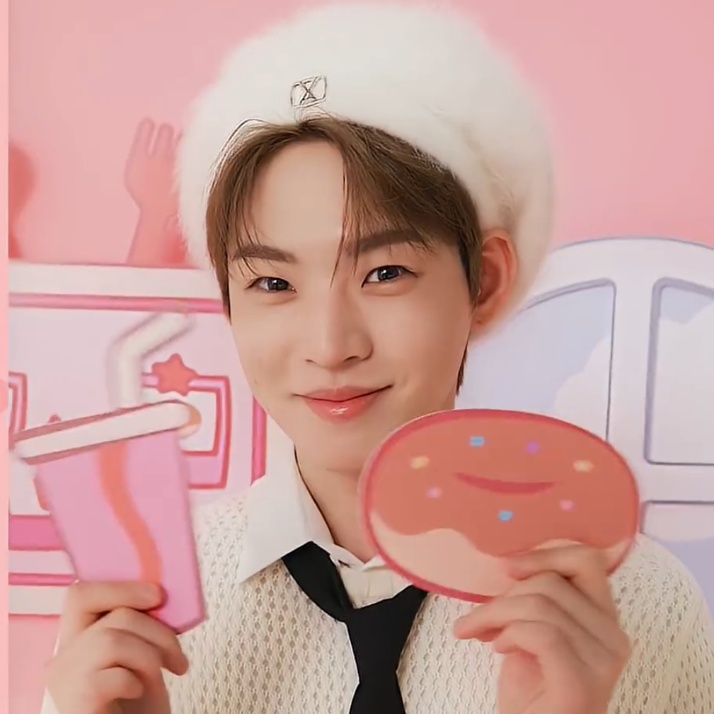 Latest photo of Hyojin (ONF)