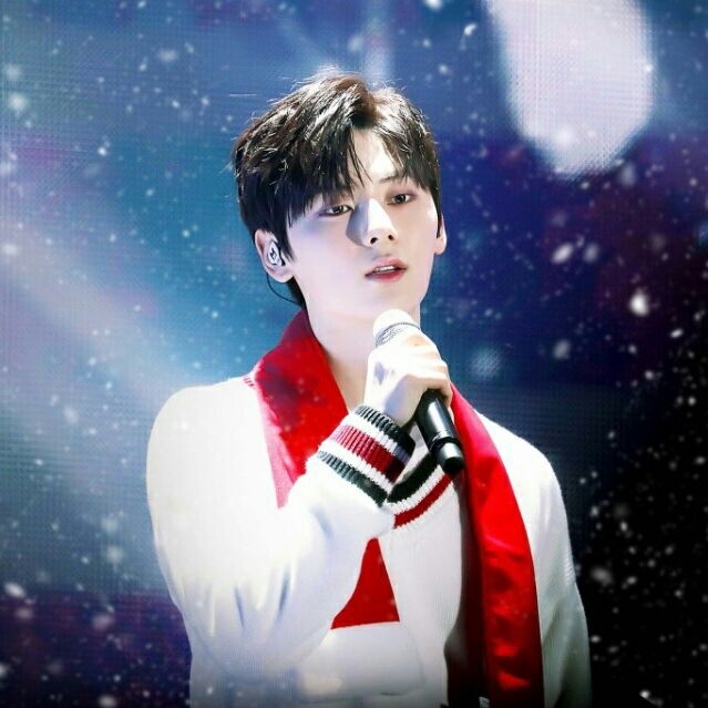 A moment captured by Hwang Minhyun's fan