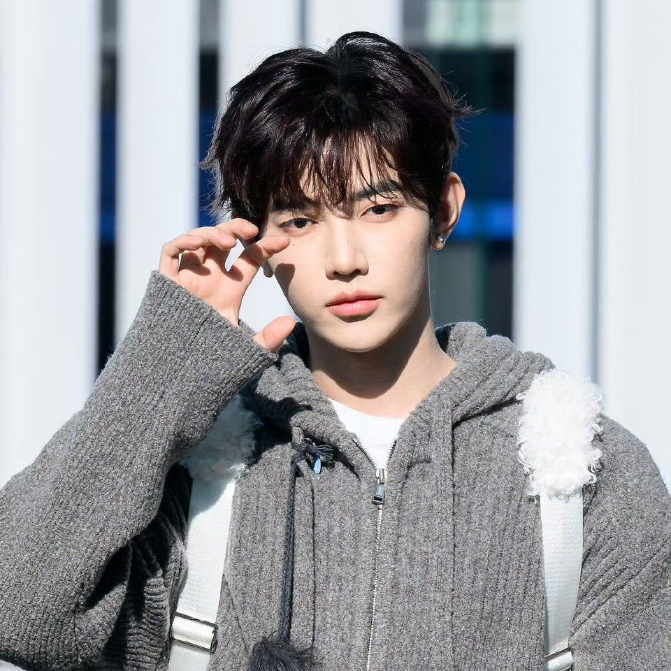 A moment captured by Zhang Hao (ZEROBASEONE)'s fan