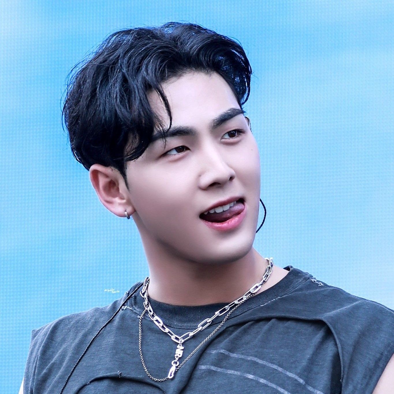 Behind-the-scenes cut of Baekho