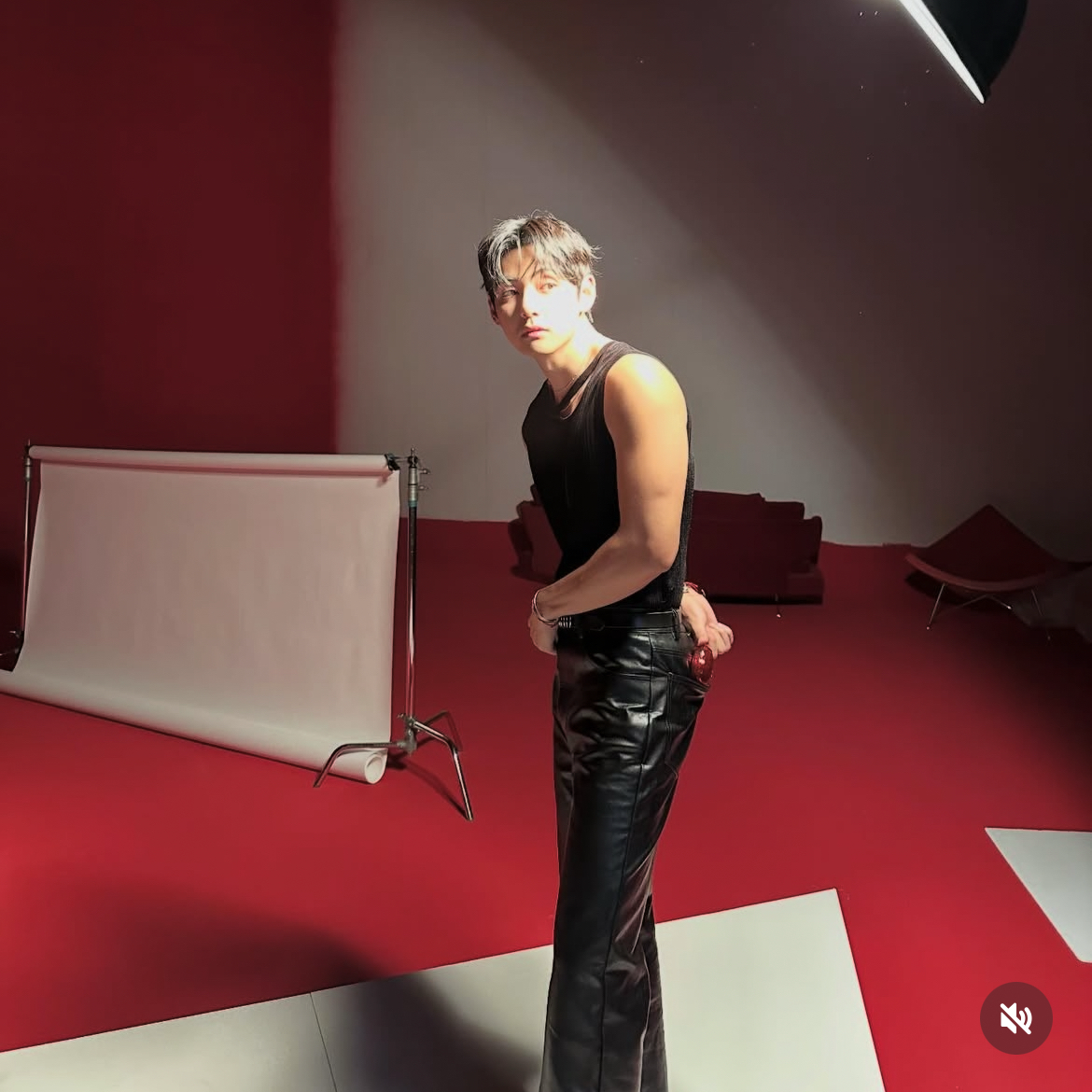 Behind-the-scenes cut of V (BTS)