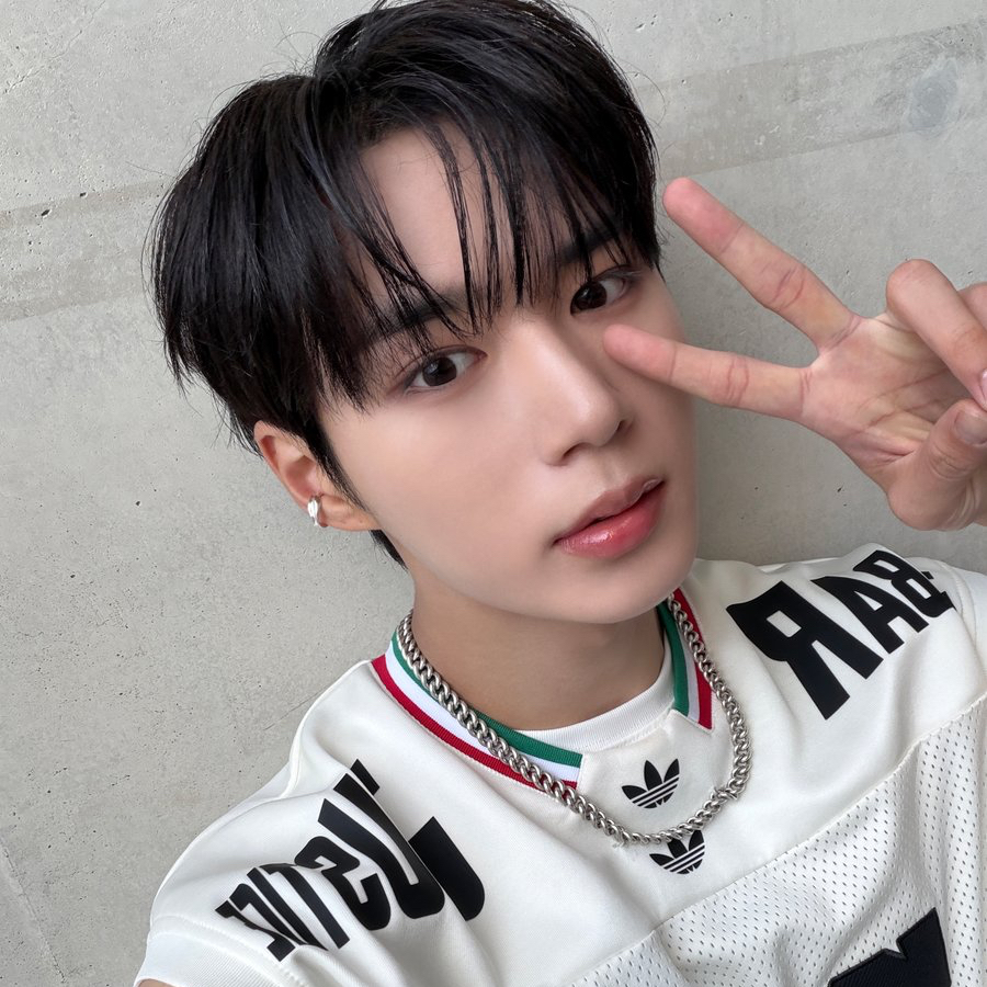 Behind-the-scenes cut of Kim Junseo (ALPHA DRIVE ONE)