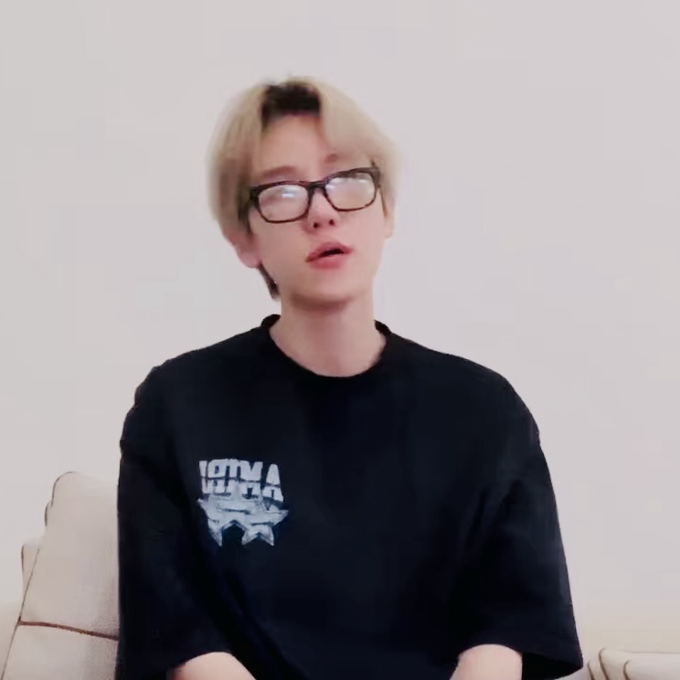 백현 (EXO)의 최신 사진