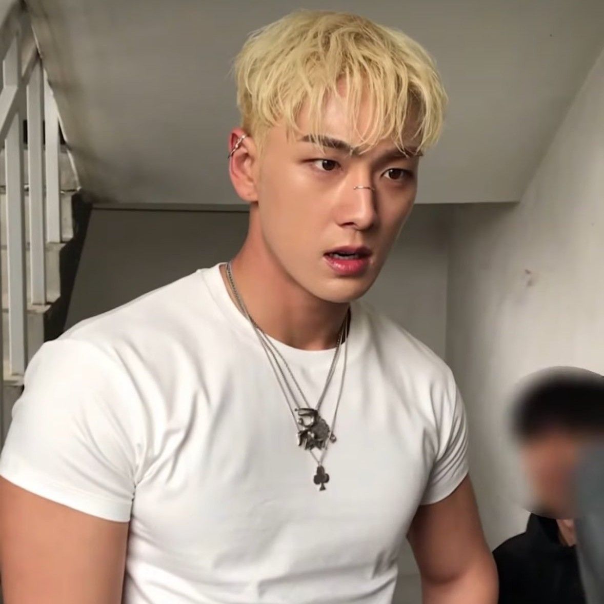 Behind-the-scenes cut of Baekho