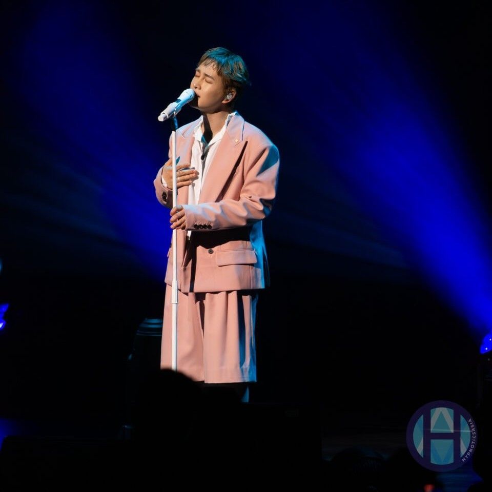 A moment captured by Onew (SHINee)'s fan