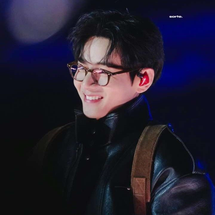 Behind-the-scenes cut of V (BTS)