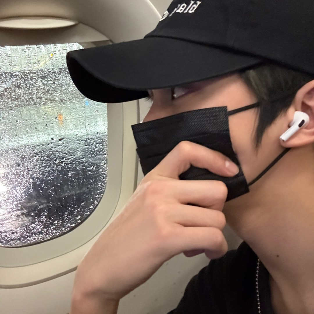 A moment captured by Kim Gyuvin (ZEROBASEONE)'s fan