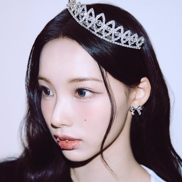 Signature photo of RESCENE capturing their charm