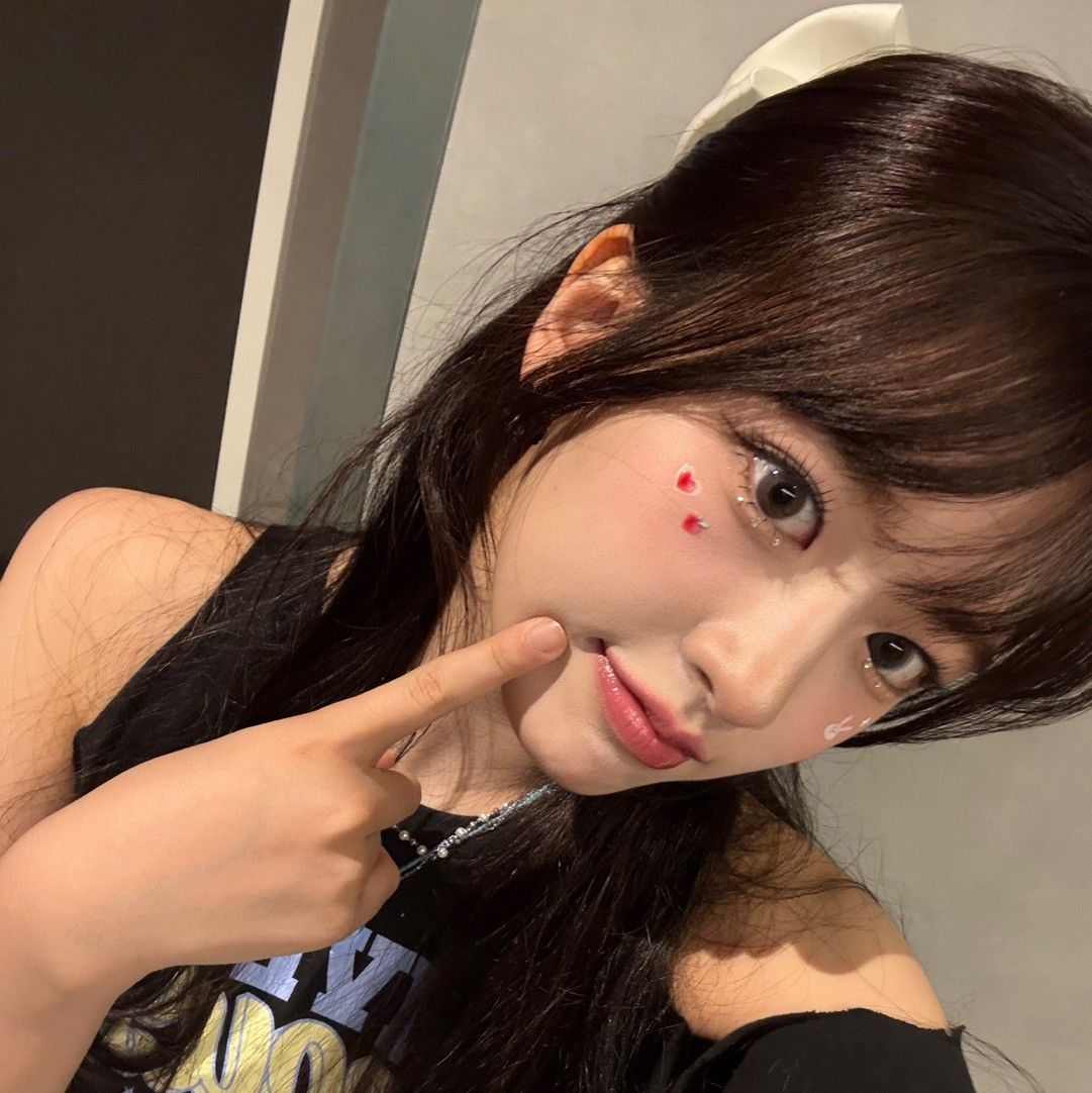 Recent activity shot of An Yujin (IVE)
