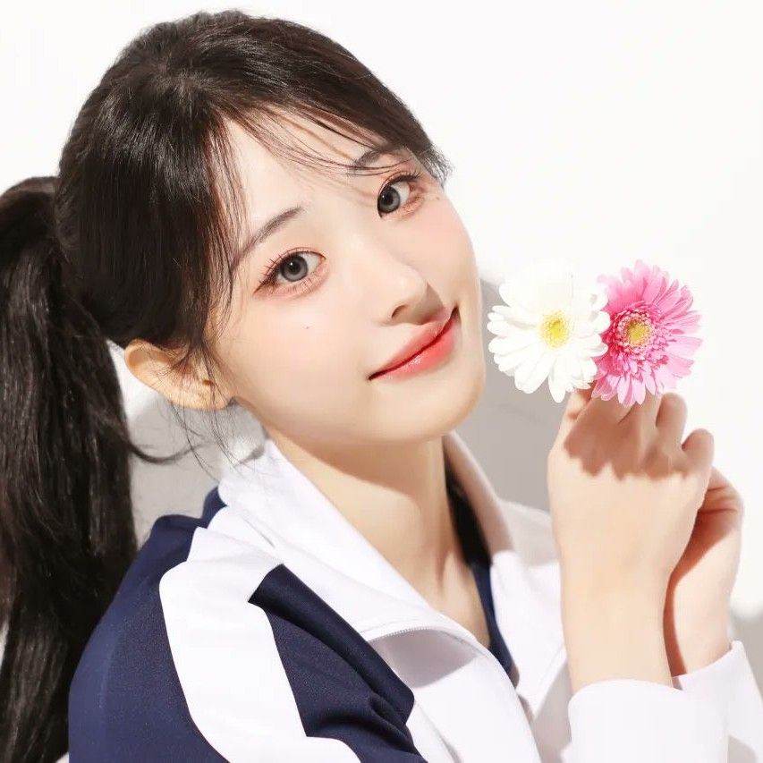 A moment captured by QWER's fan